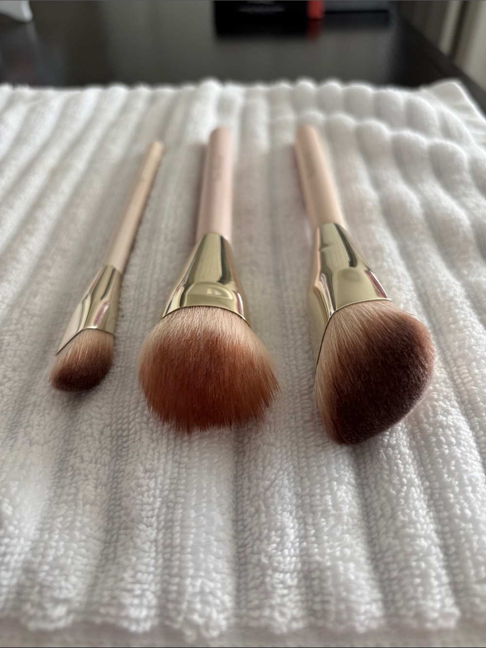 Rare Beauty Makeup Brush Trio in Beige with Gold Ferrules - Picture 4 of 5